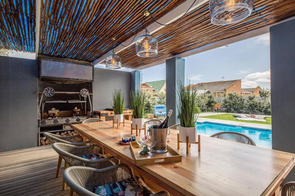 House W Pool, Fireplace, Braai Holiday home
