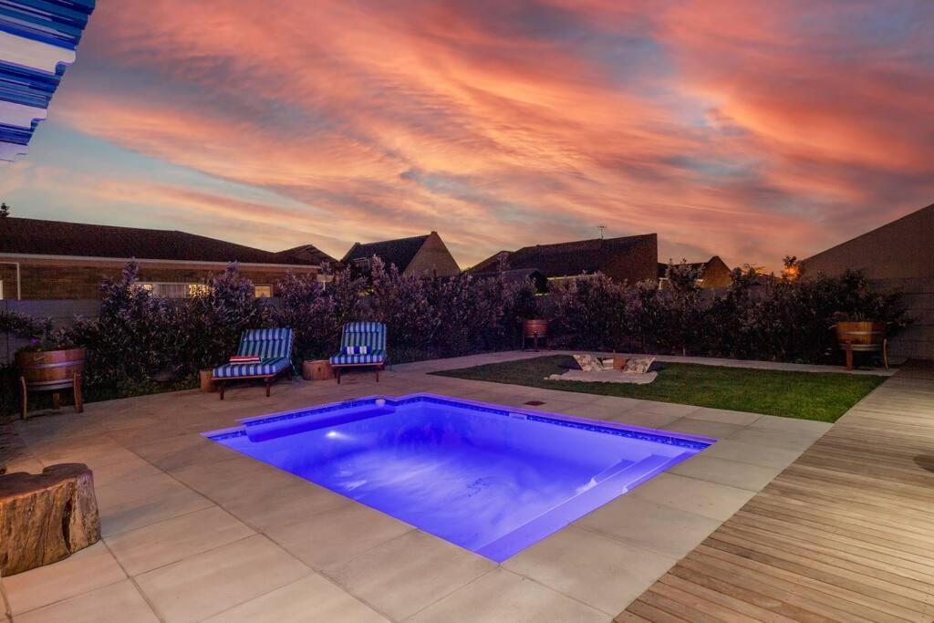 House W Pool, Fireplace, Braai