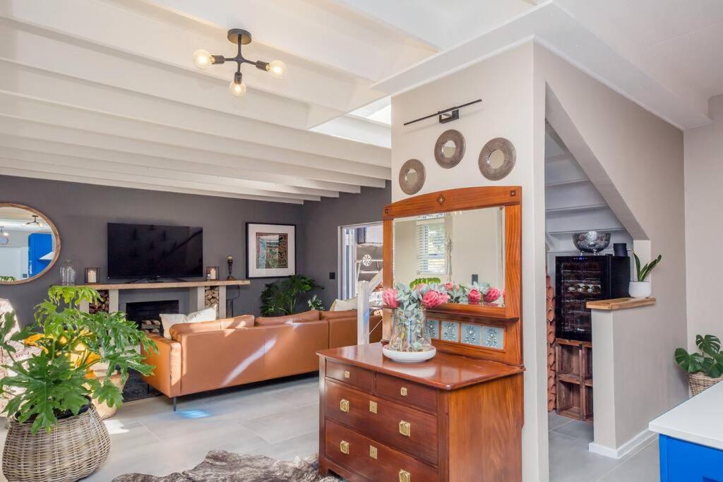 House W Pool, Fireplace, Braai Holiday home *